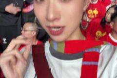 震撼！退錢姐曬視頻：7萬人一起唱國歌是什么效果？