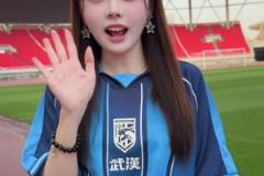 早說武漢有這樣的美女球迷，就去現場看球了