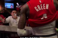 出色表現率隊力克老鷹！杰倫-格林賽后離場時給通道內的球迷簽名