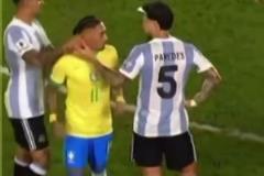 梅西在家觀看阿根廷4-1擊敗巴西，內馬爾竟然上門送披薩了