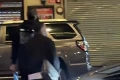 登哥看樣子沒事！哈登被球迷拍到走在街頭，走路挺正常的