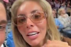 色情女星布魯向阿門拋橄欖枝，她曾1天內同一千男性發生關系！