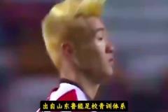 足球的溫度！國足比賽現場，數萬球迷點亮閃光燈，悼念蓉城小球迷