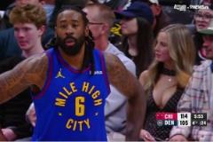 必須加雞腿！昨日小喬丹身后驚現一豐滿美女，被攝影師敏銳捕捉