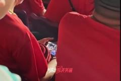 踢的太難看？國足看臺上的大爺直接看起了CBA