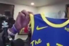 快樂獸上線了！霍華德在魔術(shù)戰(zhàn)勝湖人后，和吉祥物瘋狂慶祝！