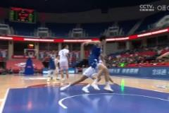 上強度了啊！小胖洛夫頓與楊瀚森卡位肉搏 激烈對抗雙雙倒地！