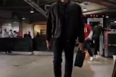 濃眉今日入場(chǎng)霸氣味十足啊！