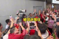 新加坡門將桑尼現身杭州奧體，被數百名球迷“包圍”