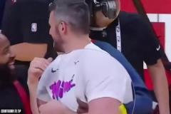 樂福:你都不喜歡跟我打球。還過來干嘛！老巴:他們給的太多了