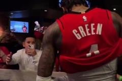 格林賽后在球員通道受追捧，后生可畏，這孩子是個可塑之才