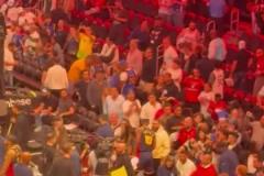 熱火主場球迷，對巴特勒賽后的這一系列舉動相當不滿意啊