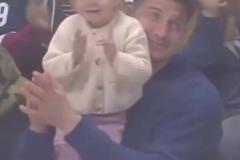 女兒好可愛啊！當約基奇現場觀看冰球比賽，全場爆發了掌聲！