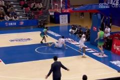 演技沒能躲過火眼金睛！張寧造進攻犯規(guī)后，裁判補吹其假摔技犯