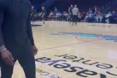 巴特勒熱身時走過熱火半場，無人與其互動