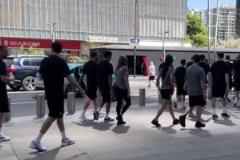 這么輕松？澳大利亞全隊上午還在杭州散步，晚上2-0輕取國足