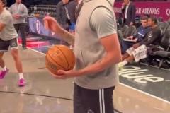 看著心情不錯(cuò)！復(fù)出的濃眉賽前微笑熱身投籃