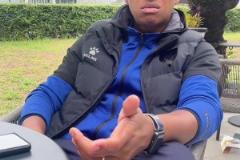 氣氛拉滿！蓮花體育場外大批球迷高舉國旗為國足加油