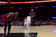 風(fēng)水輪流轉(zhuǎn)！追夢低位防守韋爾被頂?shù)较麦w，疼的直捂襠！