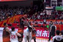 NBA級別的對抗！克里斯滯空正面頂飛哈雷爾 強硬打板上籃命中