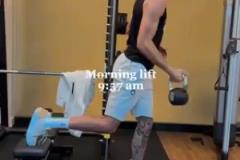 比賽日的一天，塔圖姆早上九點多起來訓練~對比師傅科比還差點