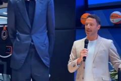 籃球運動員和路人拍照，這對比太鮮明了吧