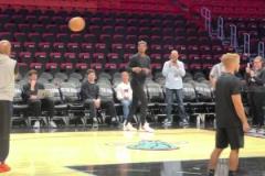 巴特勒和阿德巴約球場兩側(cè)熱身！熱記唏噓：他們現(xiàn)在是對手了