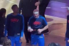 咱倆誰是教練？暫停期間卡魯索指導雷霆球員，馬戴：你們干哈？