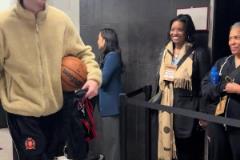 神級(jí)三分絕殺湖人！基迪賽后把比賽用球和球衣帶回家收藏了