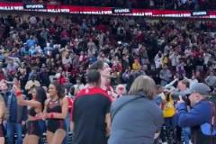 氣氛燃！直擊：現(xiàn)場視角看公牛球員慶祝這來之不易的絕殺