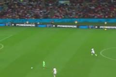 一戰(zhàn)驚天下！諾伊爾巴西世界杯上面對(duì)阿爾及利亞的出擊飛鏟