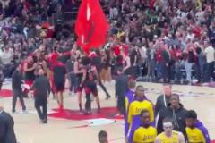 冰火兩重天！絕殺后公牛全隊(duì)狂歡慶祝 湖人球員黯然離場(chǎng)