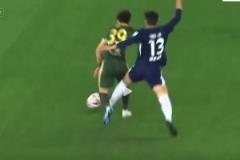 可惜啊！鄭凱木身后絆倒+踩中王鈺棟腳踝，王鈺棟被擔架抬下