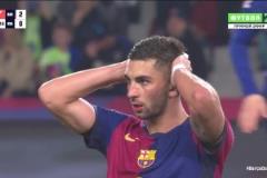 非常可惜！費蘭任意球直接攻門擊中橫梁彈出！門將都已經繳械了！