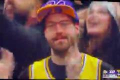 一名現場湖人球迷經歷大喜大悲，不知要作何表情了