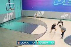 網(wǎng)紅球手挑戰(zhàn)東契奇，真的是像打小學(xué)生一樣