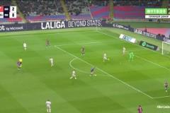 開始玩起來了！什琴斯尼面對兩人逼搶扣球晃開對手！