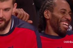 機(jī)器人笑了！小卡三節(jié)31分提前打卡 在板凳摟著祖巴茨笑了