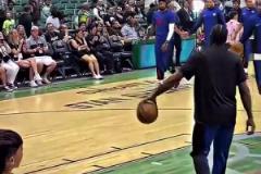 球被吸走了？小卡：抱歉，手大就是可以為所欲為！