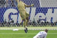 世界第一中場vs世界第一門將！布馮撲出齊達(dá)內(nèi)近距離神級頭球！