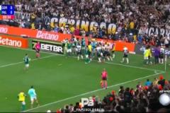 德佩雙腳踩球嘲諷對手！對手不滿將德佩干倒雙方爆發全武行！