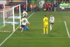 門將出擊失誤送禮！希曼斯基輕松頭球破門笑納大禮！