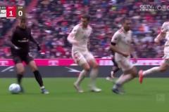 拜仁被扳平！戴爾金玟哉協防不同步，圣保利球員輕松包抄破門