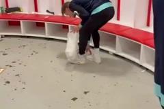 謙遜好隊長！厄德高賽后留在更衣室幫忙收拾垃圾