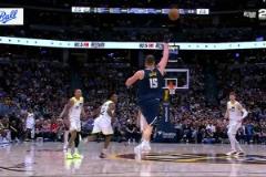 你變態神仙球一幕再現！約基奇愜意單手一拋又進超遠壓哨三分