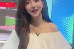 郭小仙這個偷感太重了吧，旁邊解說員還在講解國足首發呢