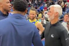 我的偶像是逗比庫里賽后圍著勇士前助教科林斯團團轉