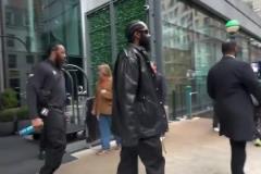 快船大勝籃網賽后：哈登帶保鏢坐專車 西蒙斯坐大巴