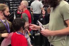 他真的我哭死小球迷拿出追夢踢蛋照片 亞當斯居然照簽不誤！