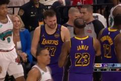 賺了賺了！東契奇從灰熊女助教懷里起身時，笑的很開心啊